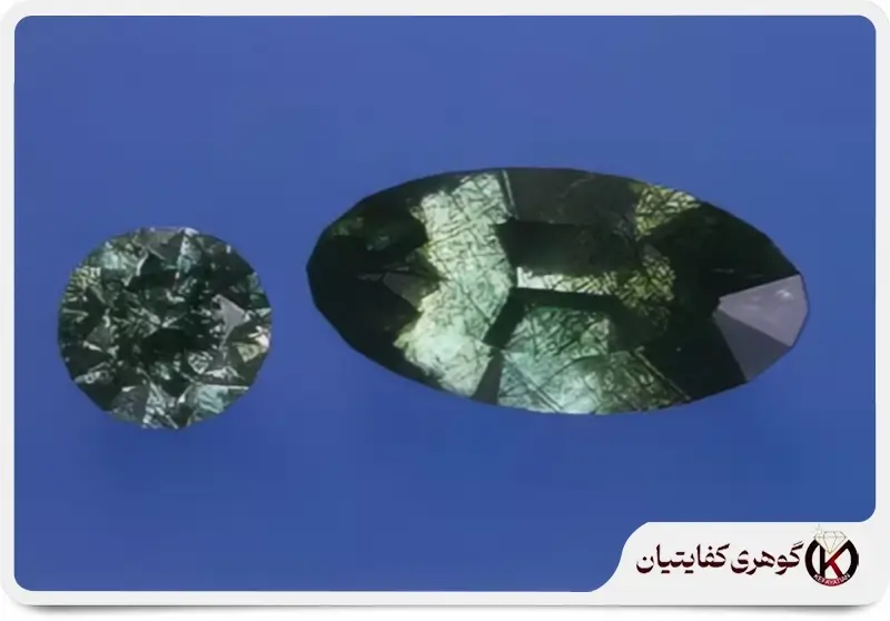 دو عدد زبرجد پاکستان به وزن های 1.33 ct و 4.92 ct که کریستال های تیره رنگ درون آنها مشخص است