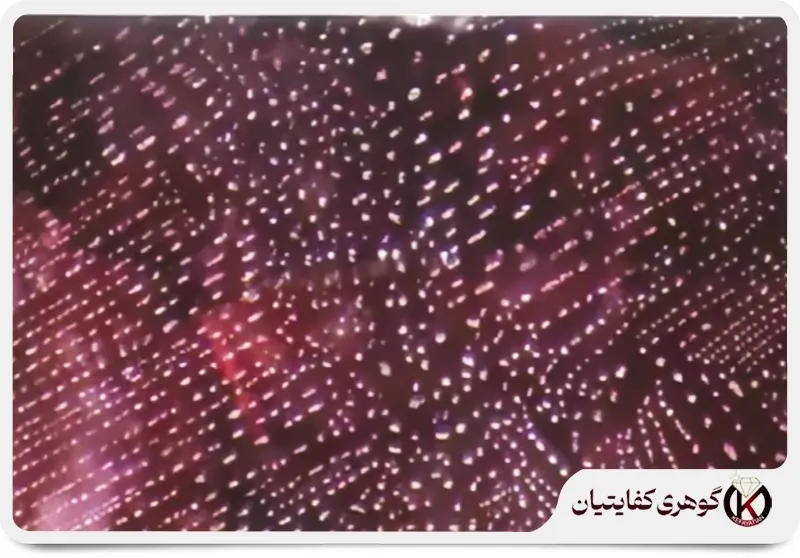 ردیفی از negative crystals در اسپینل