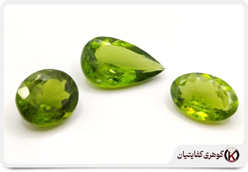 سه نمونه از زبرجد از سبز روشن تا سبز تیره ، زبرجد اشک وسط به وزن 15.62ct می باشد