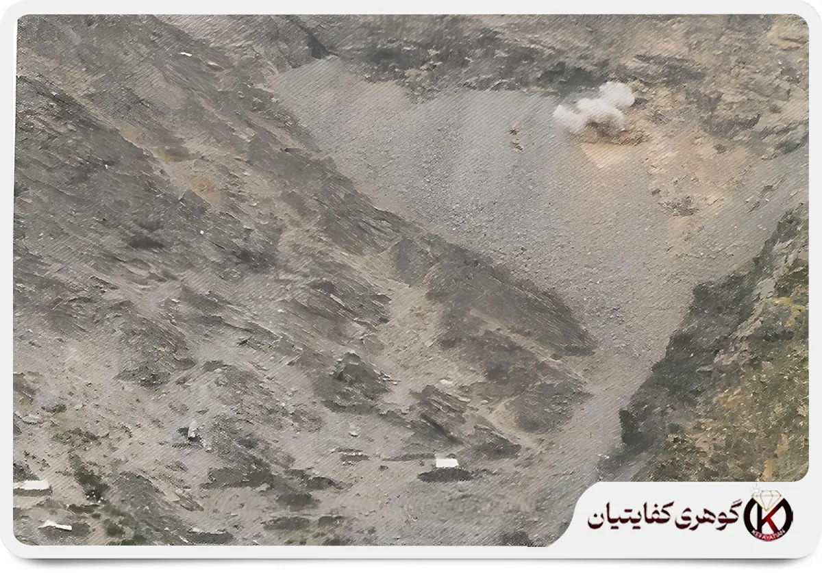 استخراج دشوار زمرد پنجشیر از دل کوههای سرسخت. این تصویر از معدن خنج، لحظاتی پس از انفجار برای شکستن سنگها را نشان میدهد.